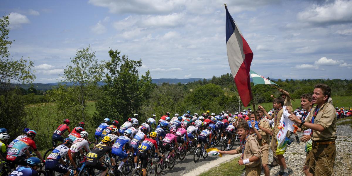 Pogacar lidera el ranking de los 10 ciclistas mejor pagados del mundo y hay un español