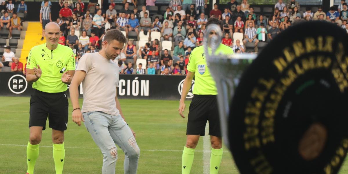 Illarra recibe el cariño de la grada de Gal