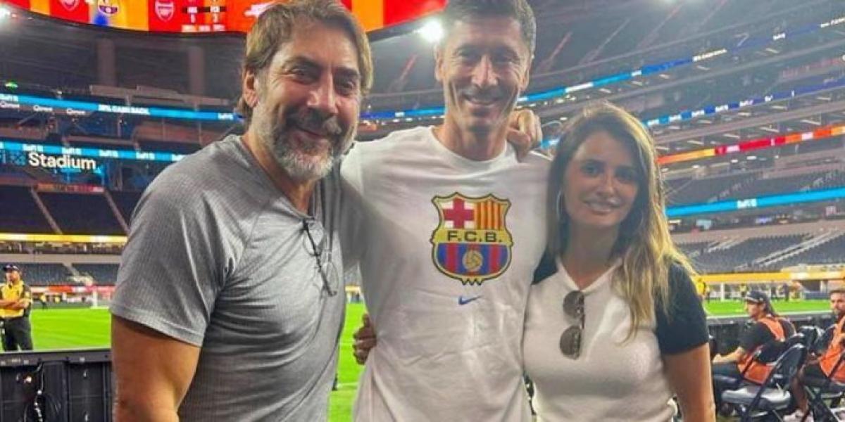 Penélope Cruz y Javier Bardem posan con la camiseta del Barça
