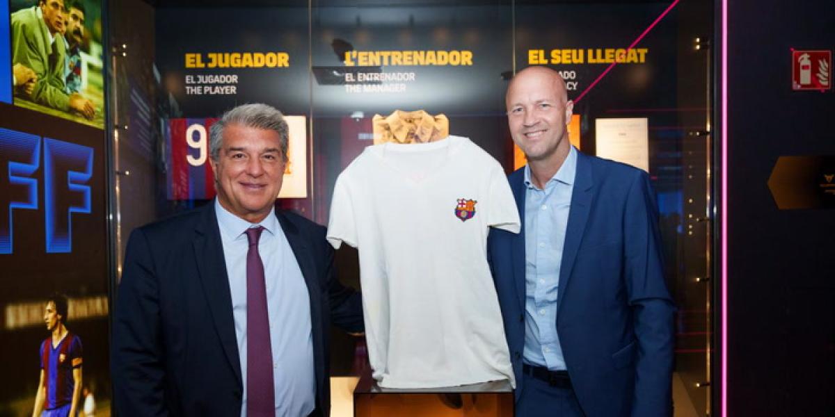 Tributo Histórico: Jordi Cruyff Dona la Camiseta de Johan Cruyff al Museo del FC Barcelona