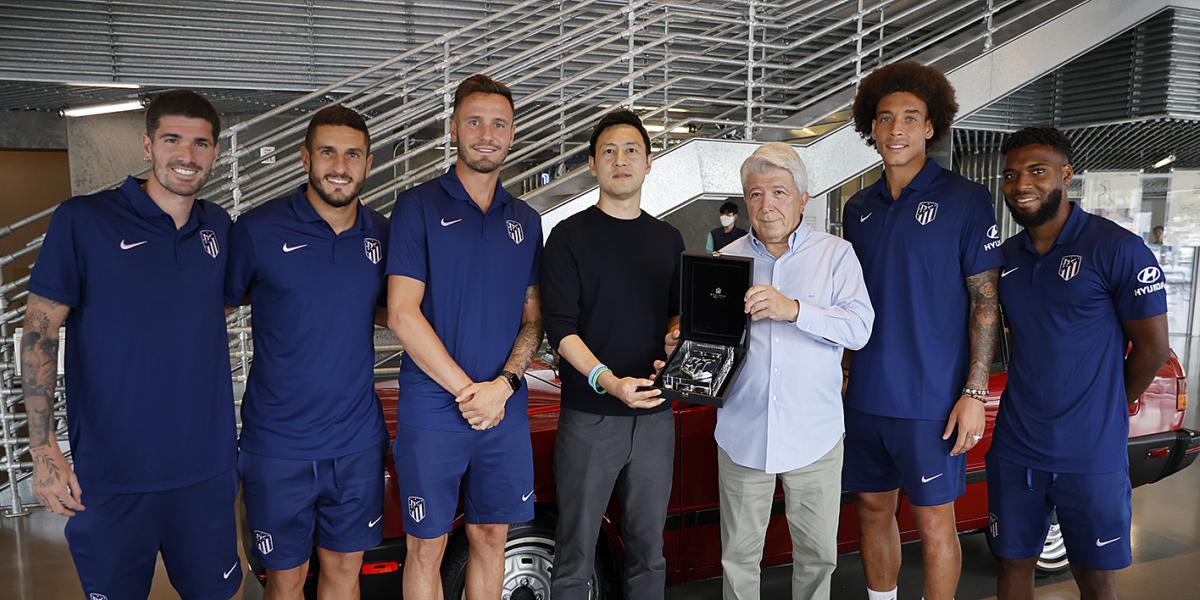 Cerezo y jugadores visitan en Seúl a uno de sus patrocinadores