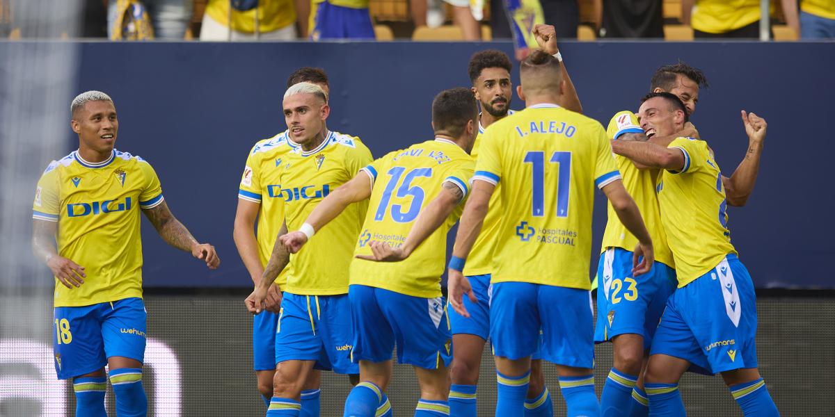 El Cádiz ata una sufrida victoria ante el Alavés