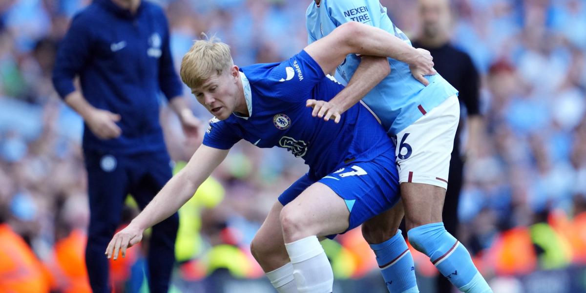 El Chelsea cede al lateral Lewis Hall al Newcastle