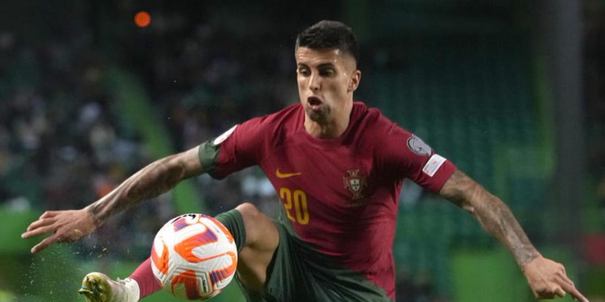 Joao Cancelo cerca del Barça