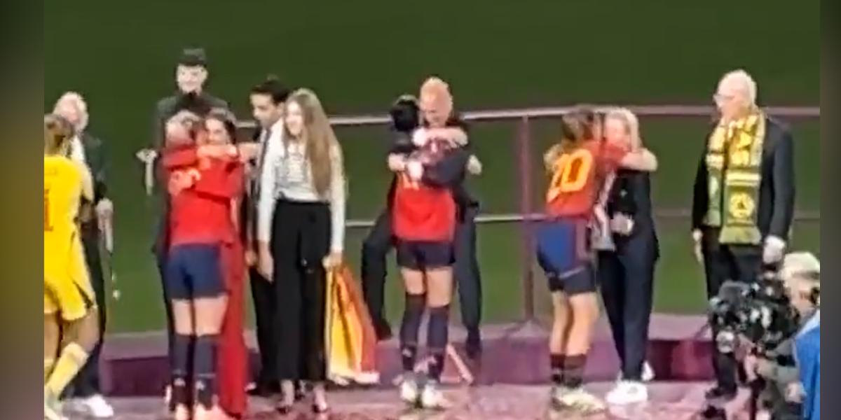 Sale a la luz un nuevo vídeo del momento del abrazo y el beso entre Rubiales y Jenni Hermoso