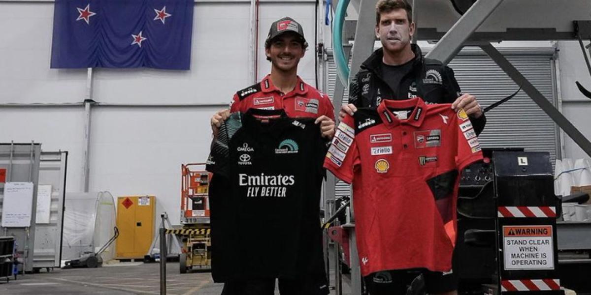 Pecco Bagnaia disfruta a los mandos del Emirates Team New Zealand