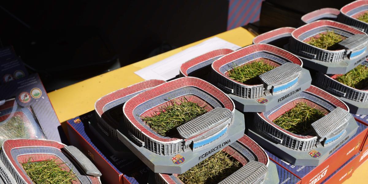 El césped y la red de las porterías, los primeros souvenirs del Camp Nou a la venta