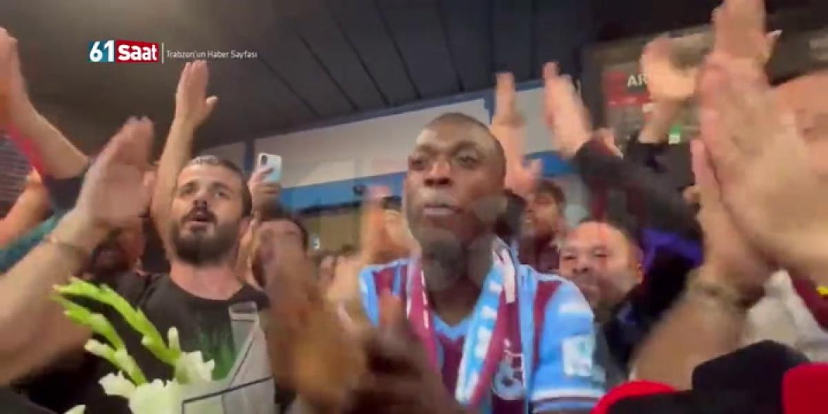 Loco recibimiento a Nicolas Pépé, nada más llegar al aeropuerto