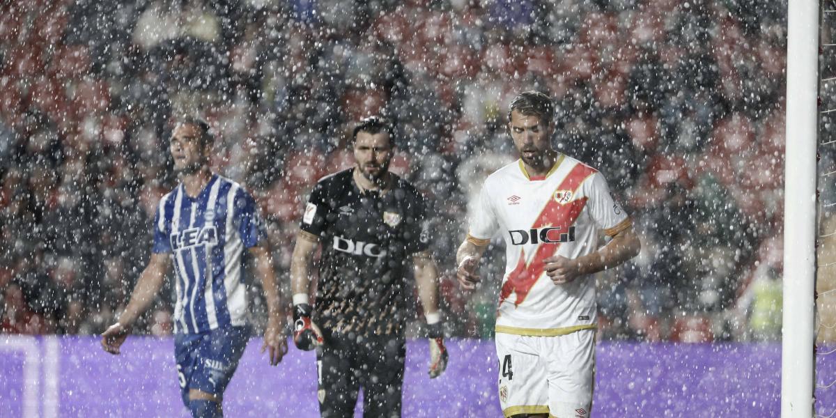 El Rayo se redime a costa del Alavés en el diluvio de Vallecas
