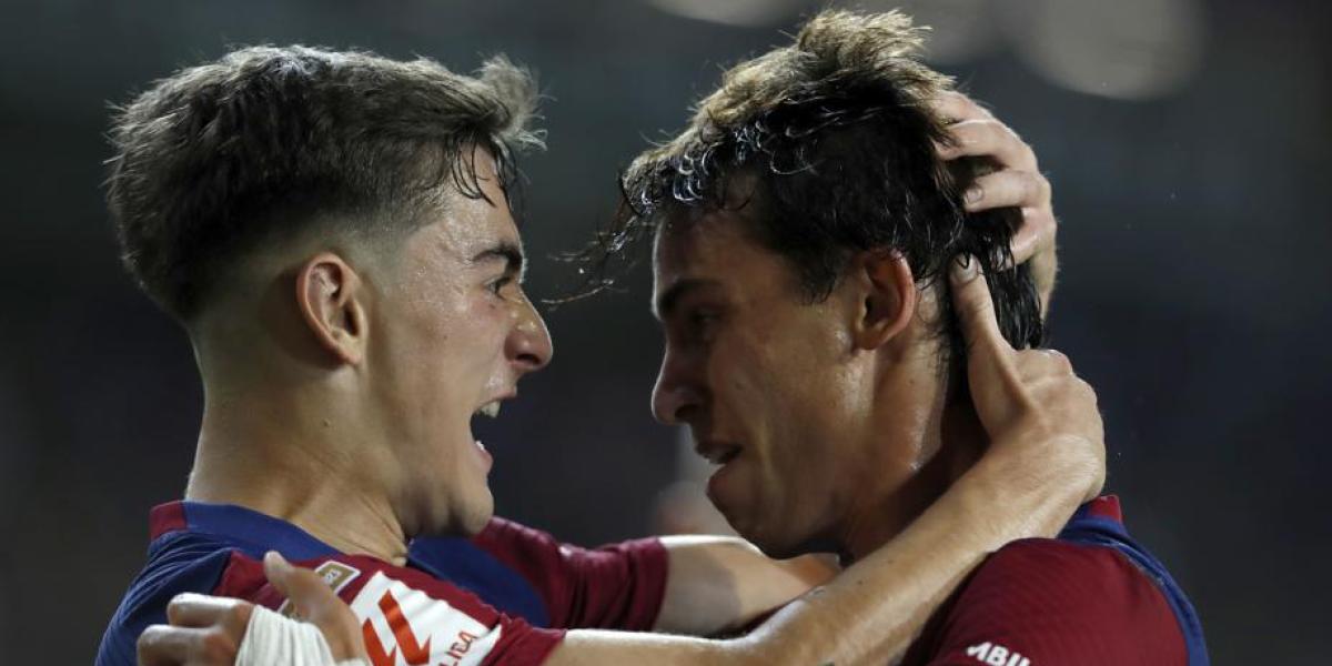 Gavi consuela a Joao Félix