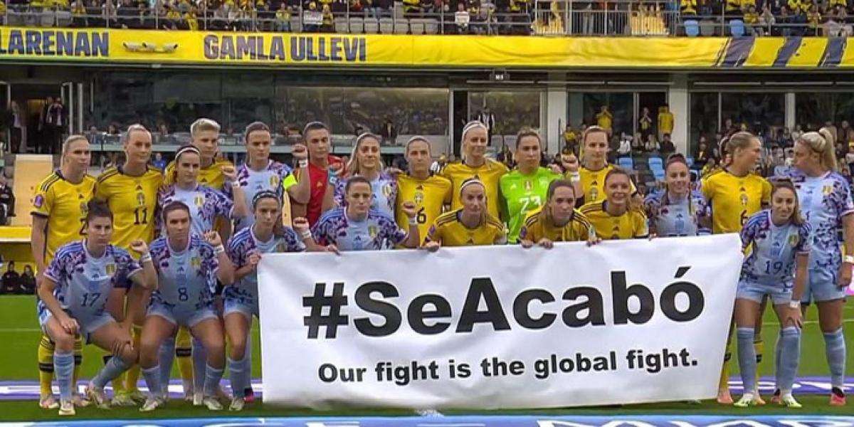 Las jugadoras de España y Suecia muestran una pancarta con el lema #SeAcabó