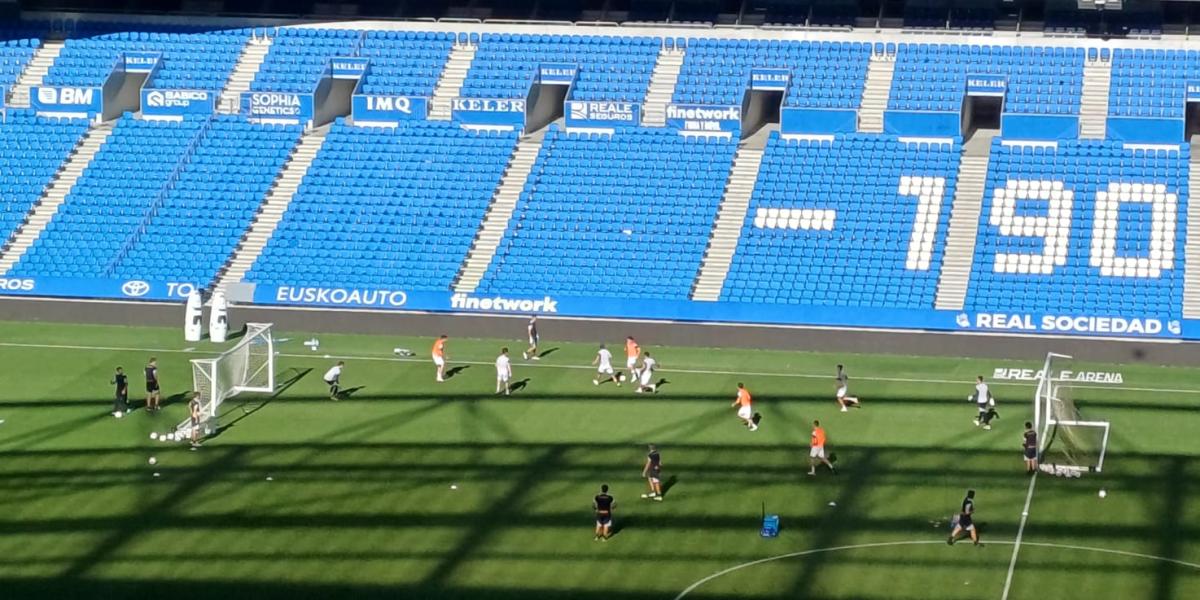 ¡Imanol dirige en Anoeta a los suplentes tras la victoria!