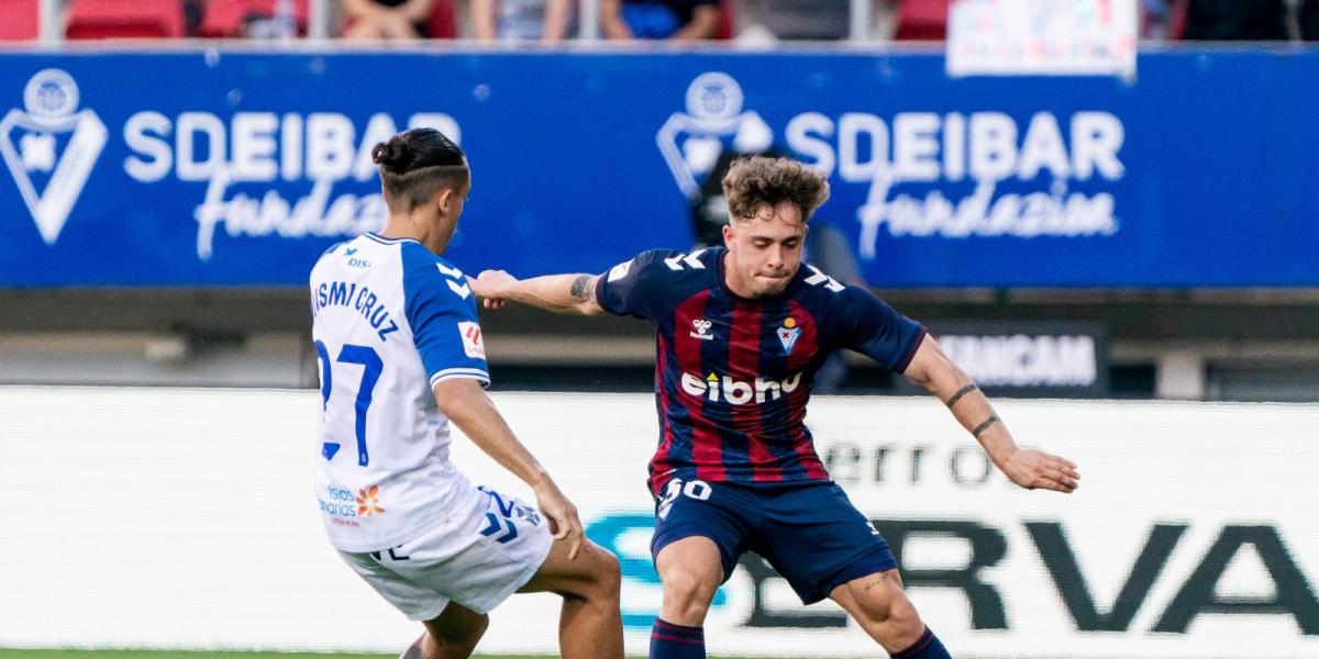 El Tenerife cae ante el Eibar y pierde comba arriba