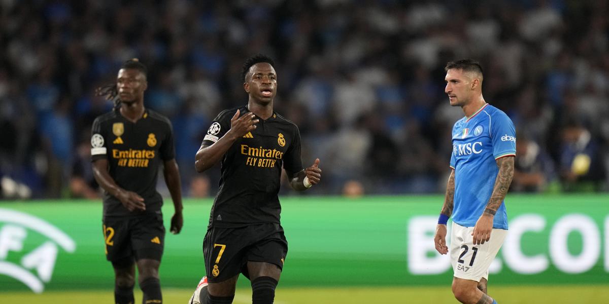 Vinicius iguala a Roberto Carlos