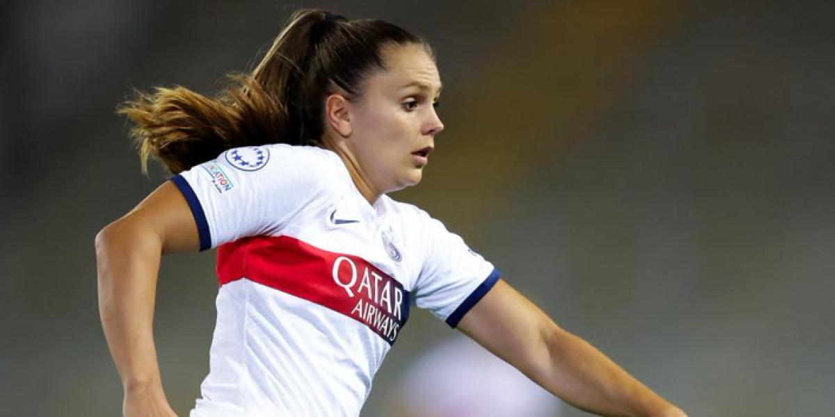 ¡Lieke Martens huye despavorida de un estadio!