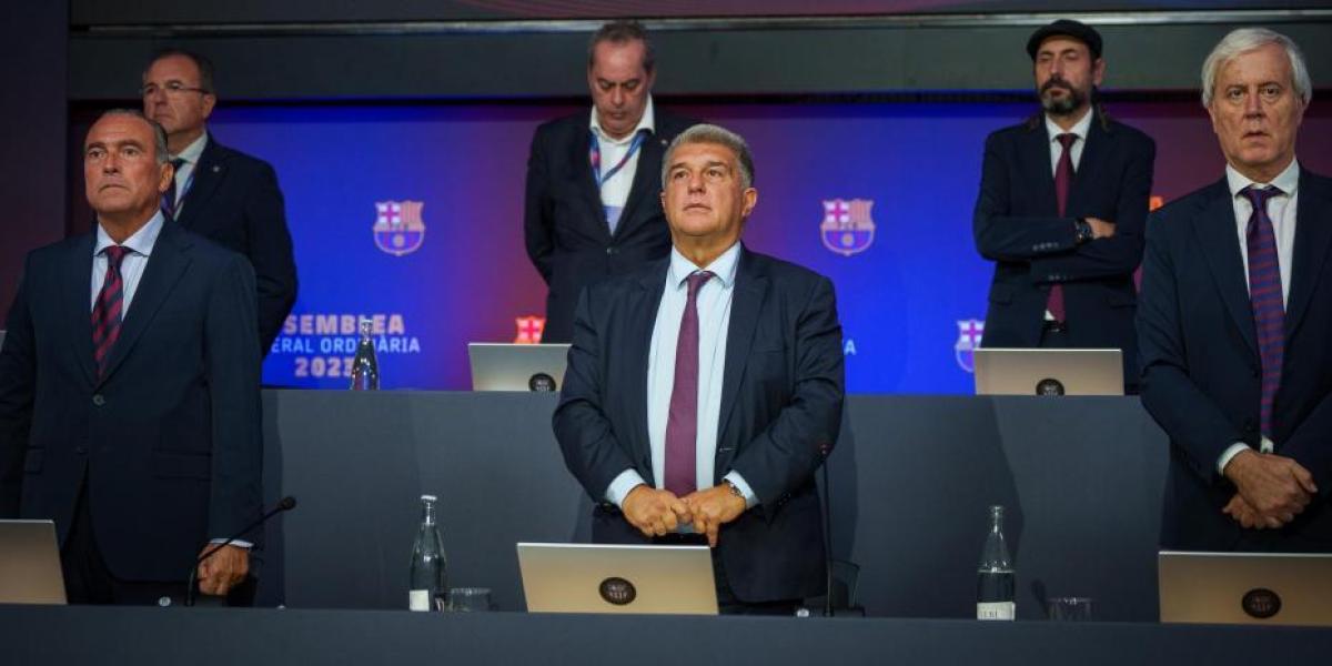 Laporta homenajea al fallecido Bobby Charlton con el primer minuto de silencio mundial al mito