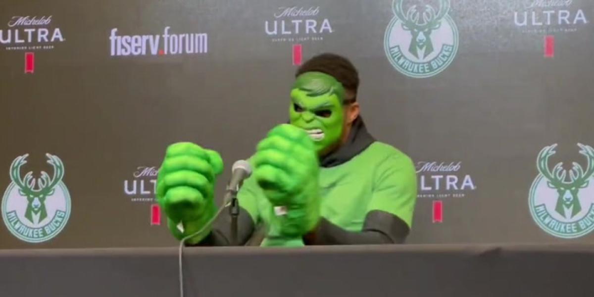 Antetokounmpo arrasa por Halloween: ¡Da la rueda de prensa disfrazado de Hulk!