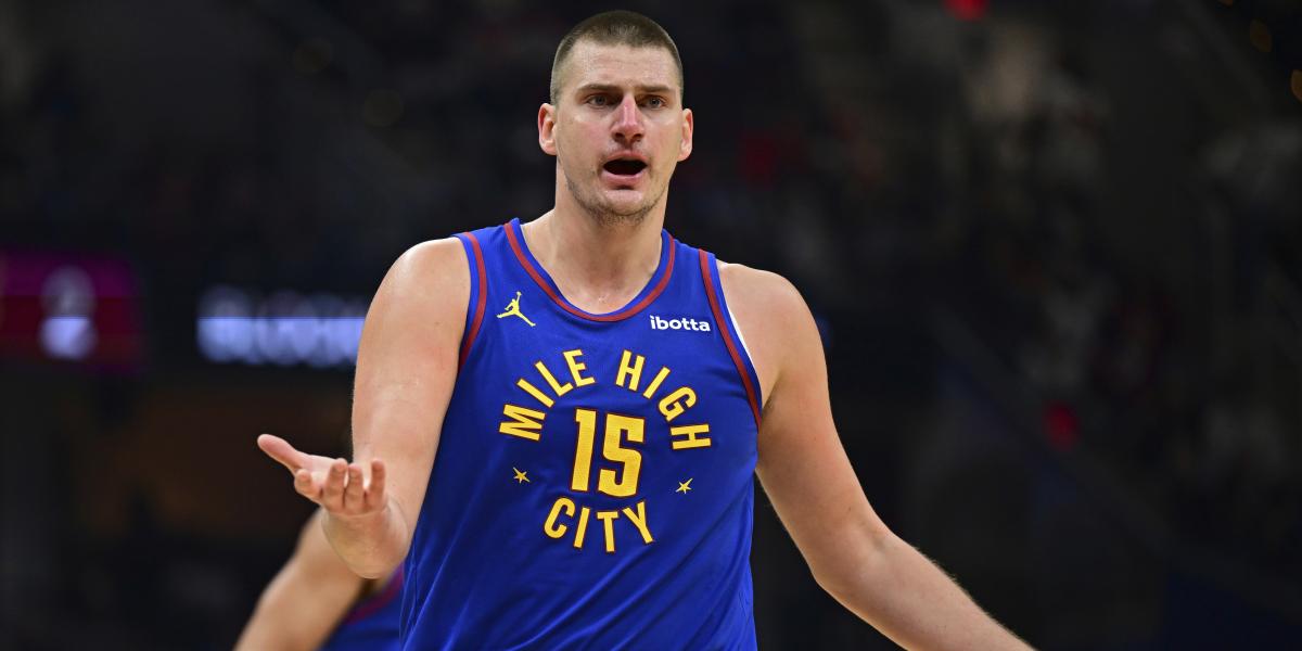 Lo nunca visto: Nikola Jokic sorprende a todo el mundo con un mate de espaldas