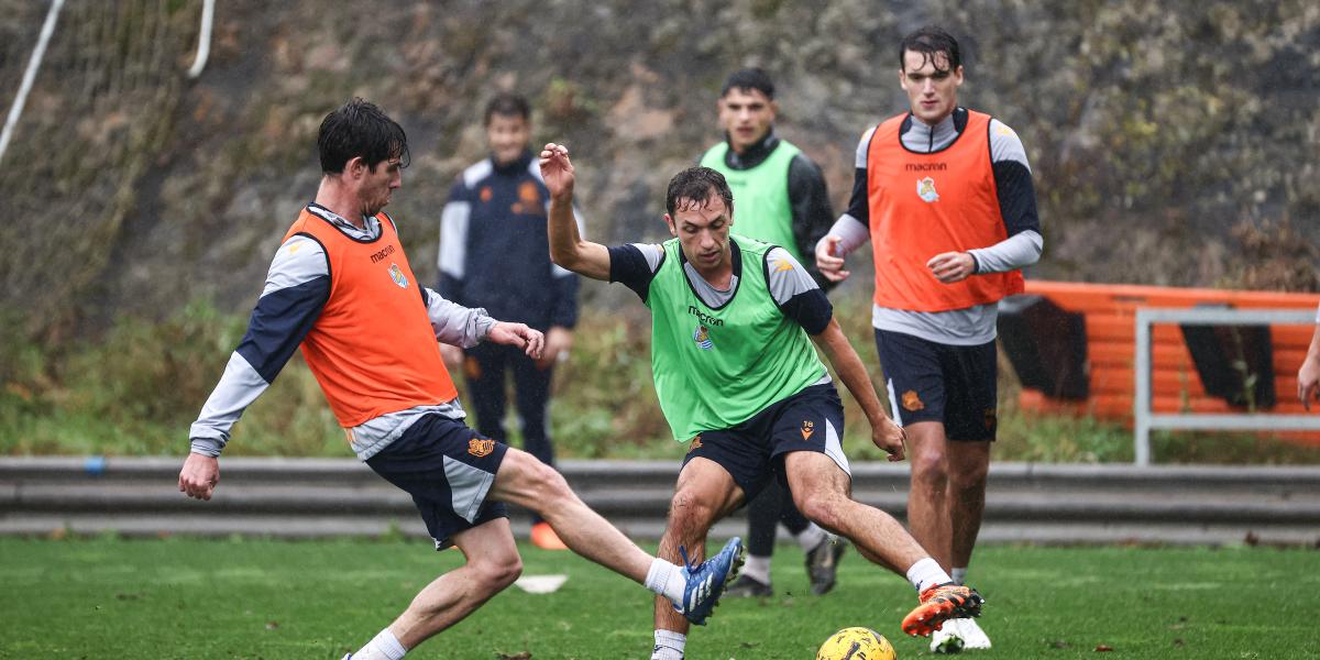 Fútbol bajo la lluvia en Zubieta