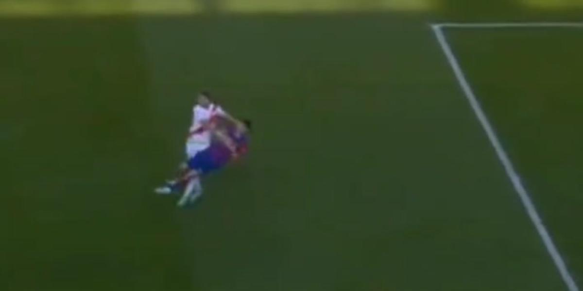 Lewandowski se harta y muestra el penalti que le hizo Lejeune sin balón