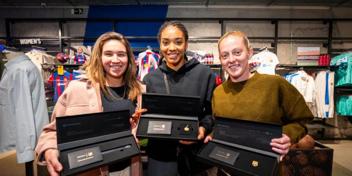 Las jugadoras del Barça visitan la Barça Store de Passeig de Gràcia