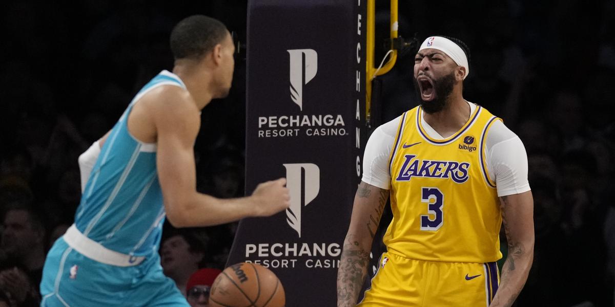 El matazo -con técnica de regalo- de la noche corrió a cargo de Anthony Davis