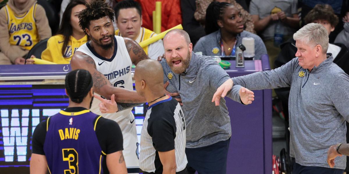 ¡El entrenador de los Grizzlies enloquece y corta un contraataque!