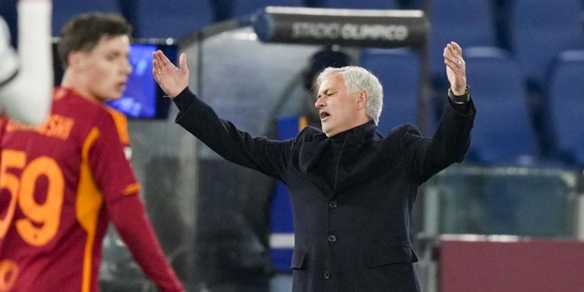 La hinchada de la Roma corea el nombre de Mourinho durante la expulsión