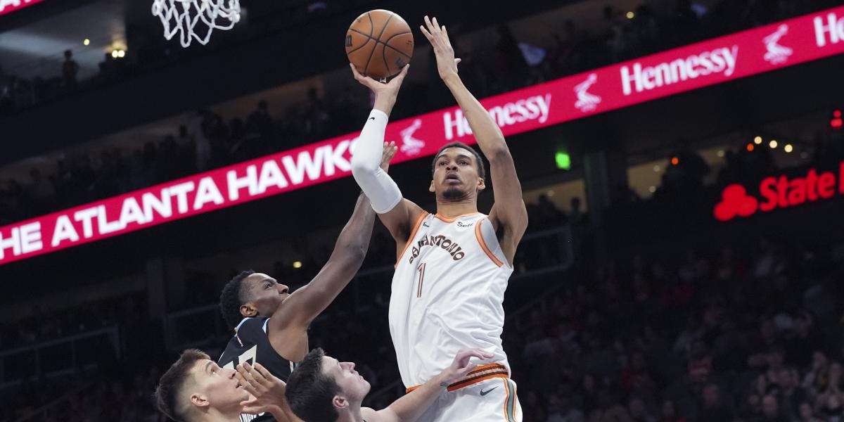 Wembanyama no llega a tiempo y los Hawks resisten para ganar