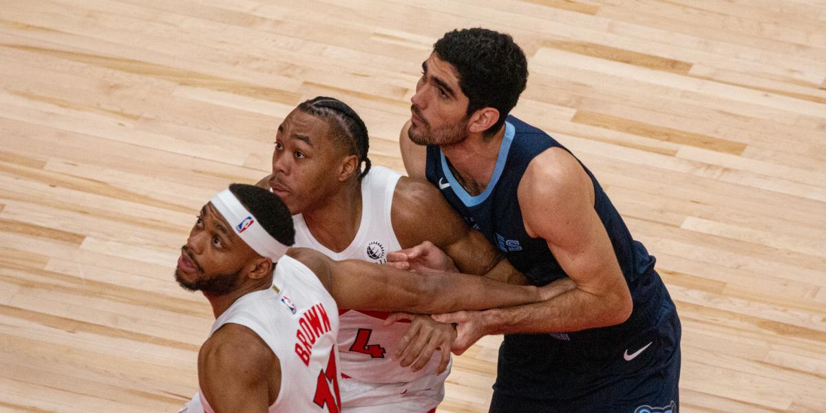¿El peor tiro que se ha visto en la NBA? Si no lo es, está muy cerca... ¡y lo lanza una estrella de la liga!