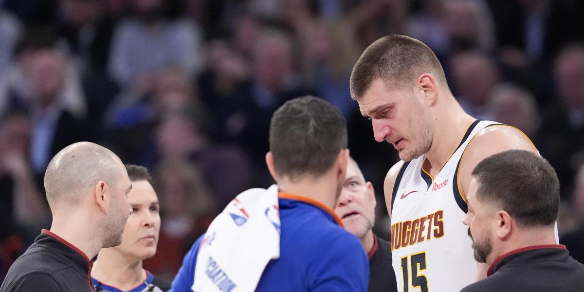Esto ya es un clásico: terrible piquete de ojos a Nikola Jokic que lo tumbó al suelo