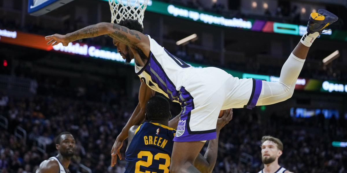 Draymond Green protagoniza dos acciones más propias de la lucha libre