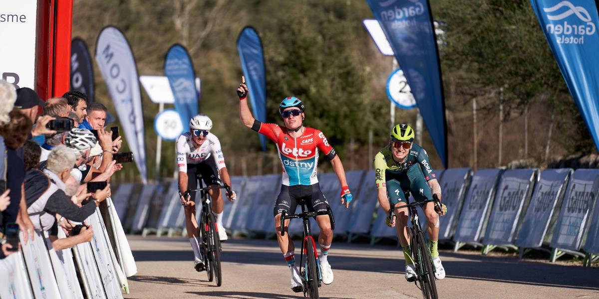 El belga Lennert van Eetvelt vence al sprint en Lluc