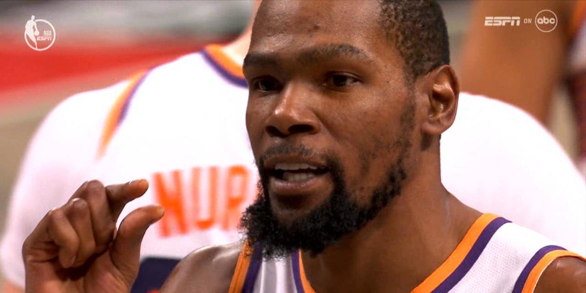 Kevin Durant practica su tiro…¡mientras baila en una discoteca!