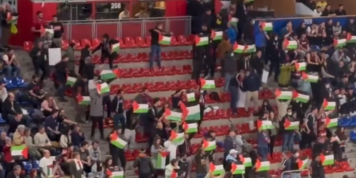 Avalancha de banderas palestinas en el Buesa Arena