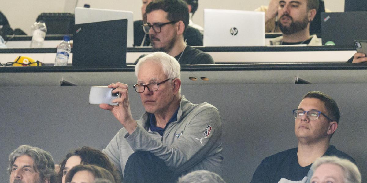 Mitch Kupchak, GM de los Hornets, en el Palau para ver en acción al azulgrana Nnaji