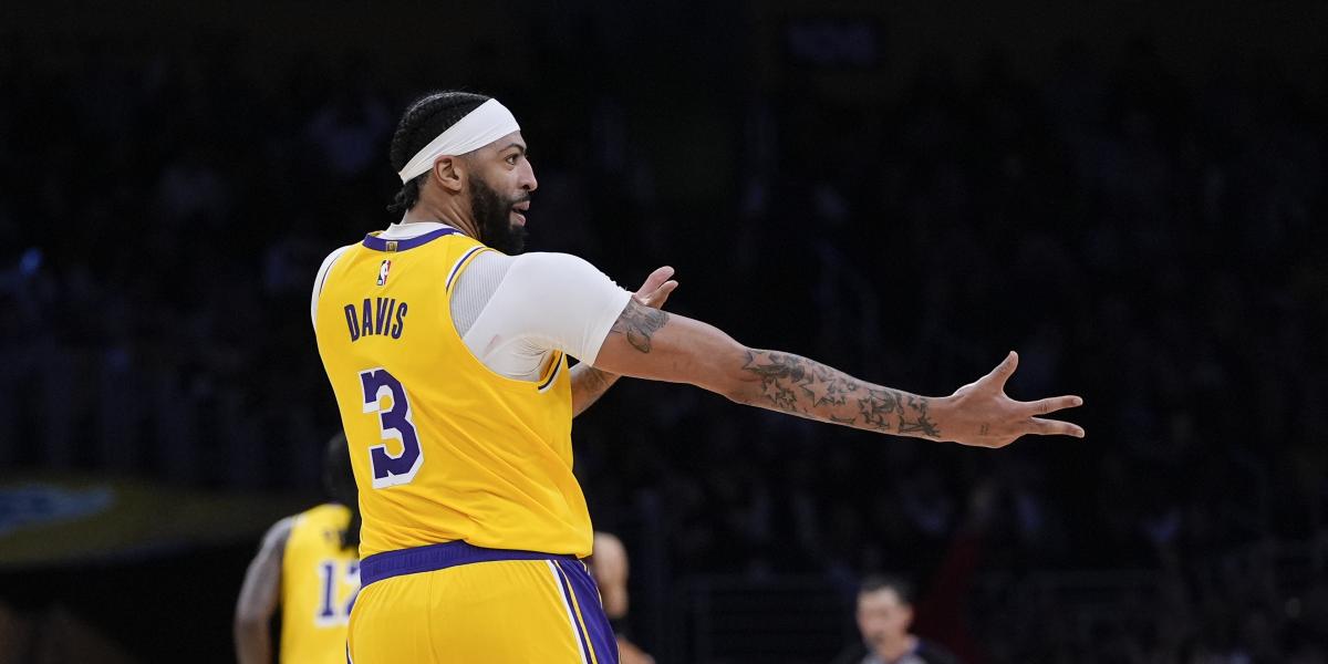 ¿Tres contra uno al contraataque? Sin problemas para Anthony Davis