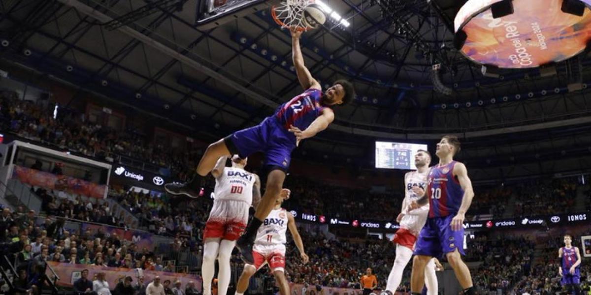 Jabari Parker anota el mate de la noche ante el BAXI Manresa