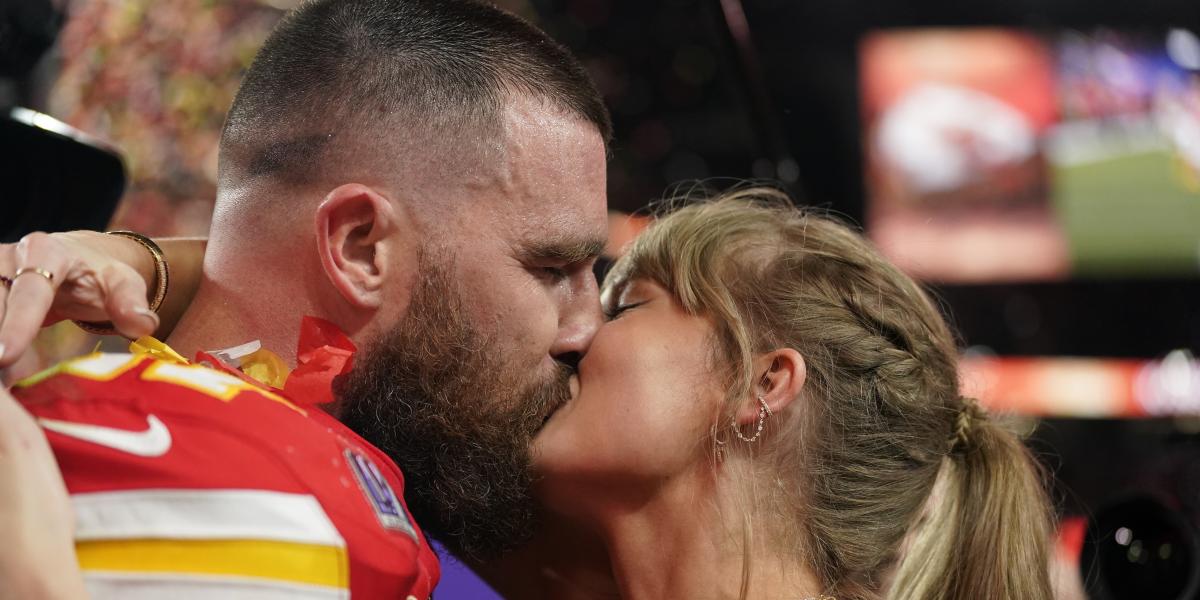 Travis Kelce iguala los 100.00 dólares que donó Taylor Swift a víctimas del tiroteo