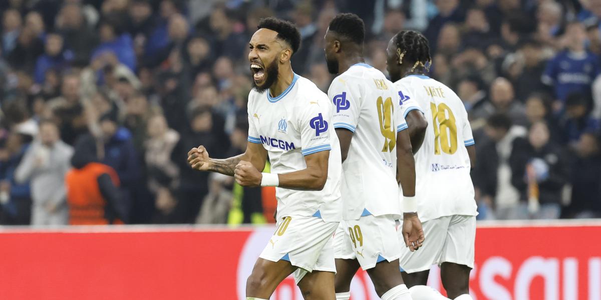 Aubameyang marca y entra en la historia