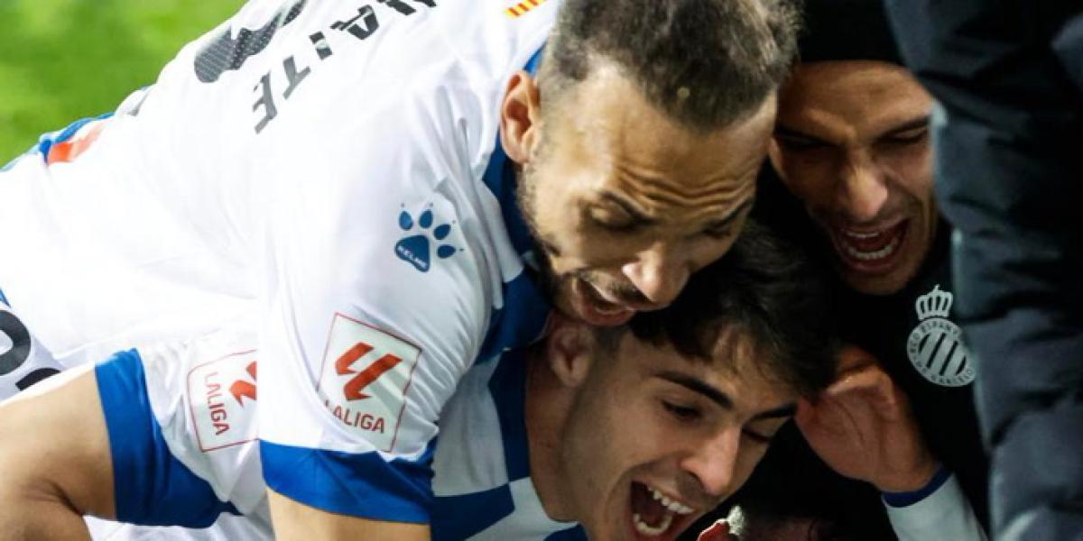 Martin Braithwaite celebra la victoria del Espanyol en Eibar junto a sus compañeros