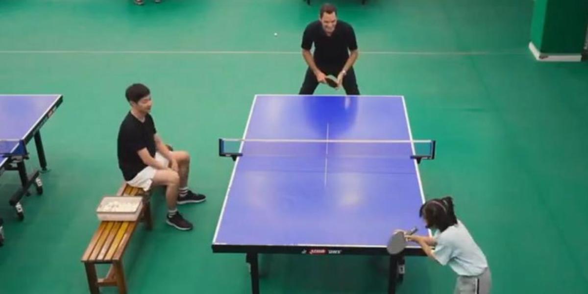 Una niña de 7 años le pinta la cara al mismísimo Roger Federer