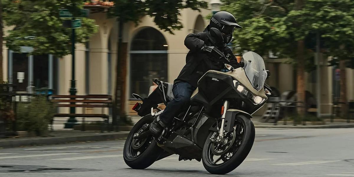 El truco legal para poder llevar motos “gordas” con el carnet de coche, pero no esperes poder conducir una moto de cien caballos