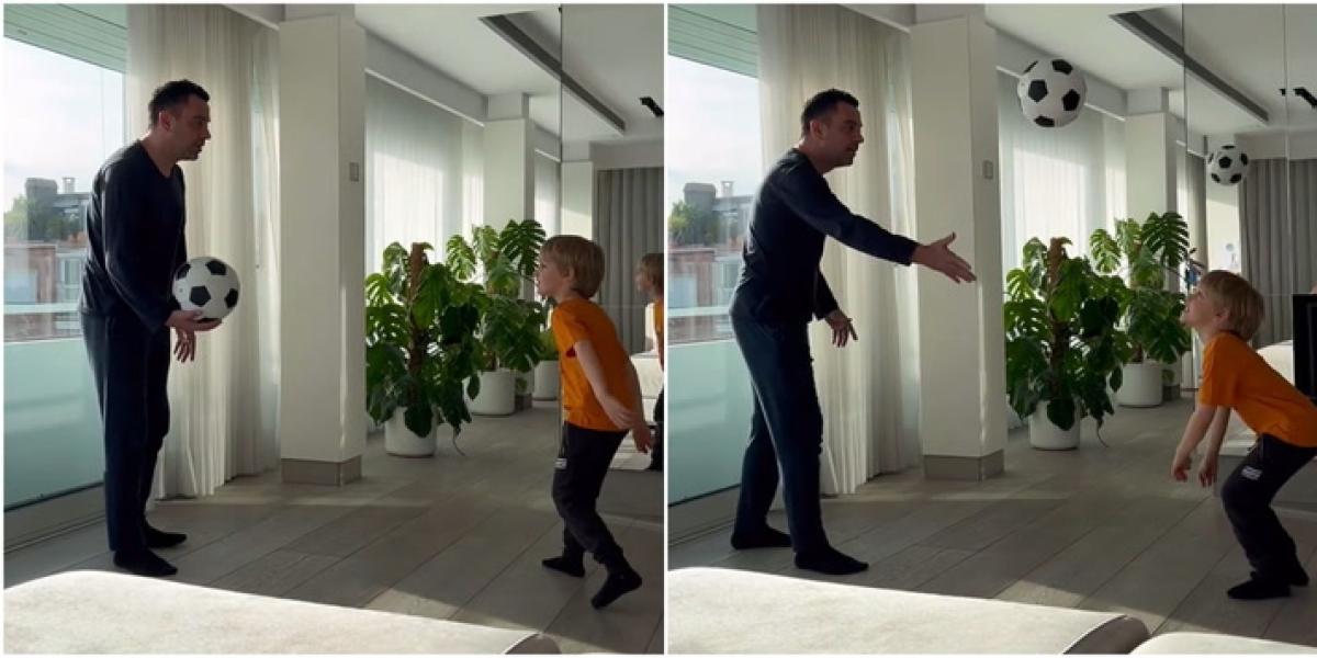 Xavi entrena con su hijo en medio del salón de su casa
