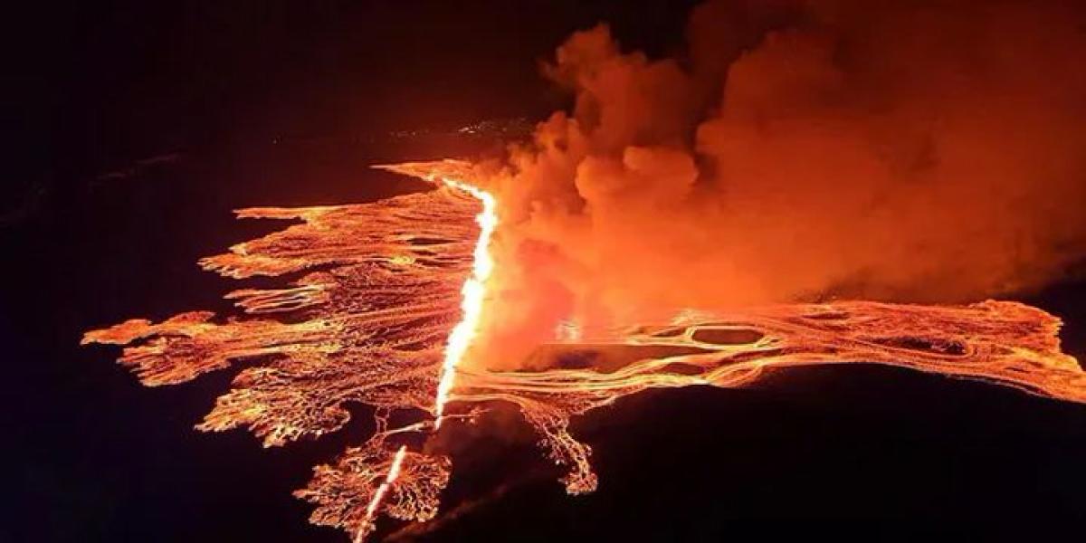Una espectacular columna de lava obliga a evacuar la ciudad islandensa de Grindavík
