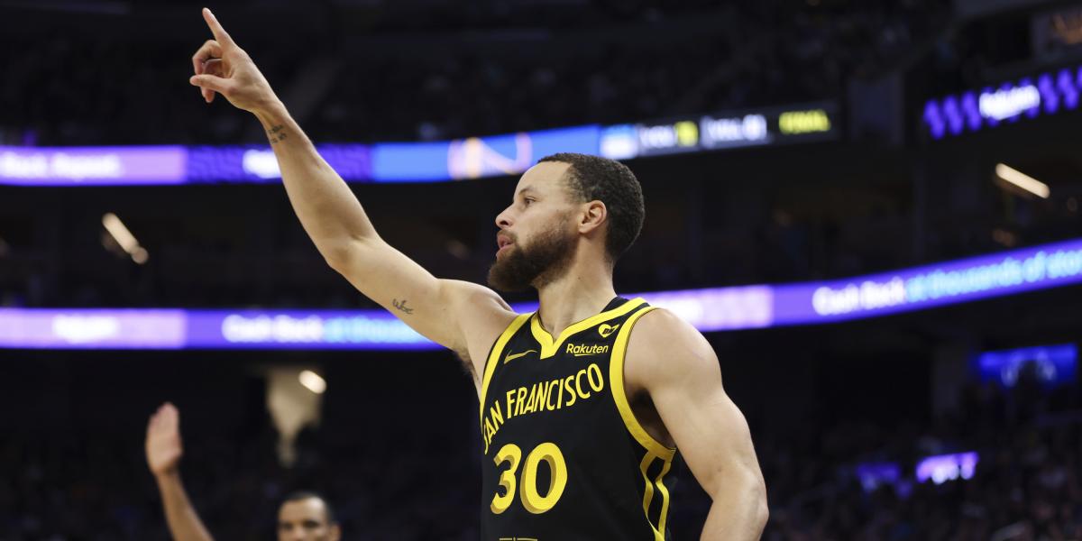 Stephen Curry llega a los 300 triples en una temporada por quinta vez en su carrera