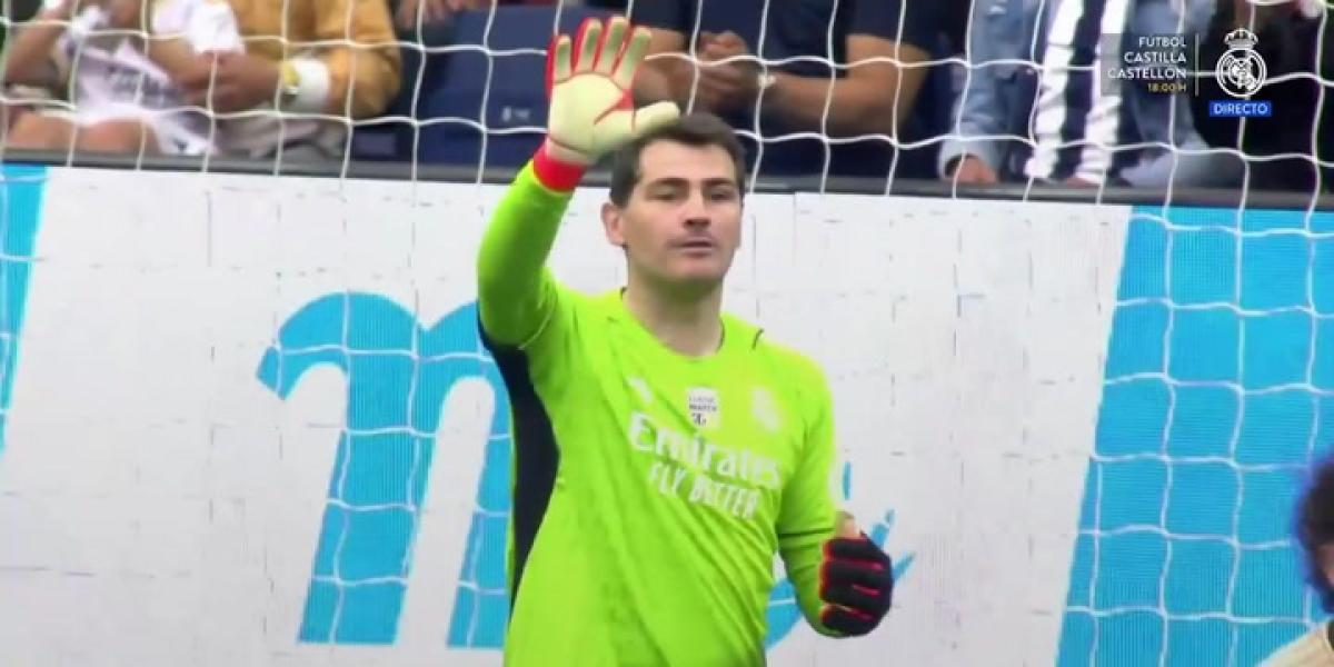 ¡Casillas le pega un balonazo a Arbeloa y es la imagen del partido de veteranos!