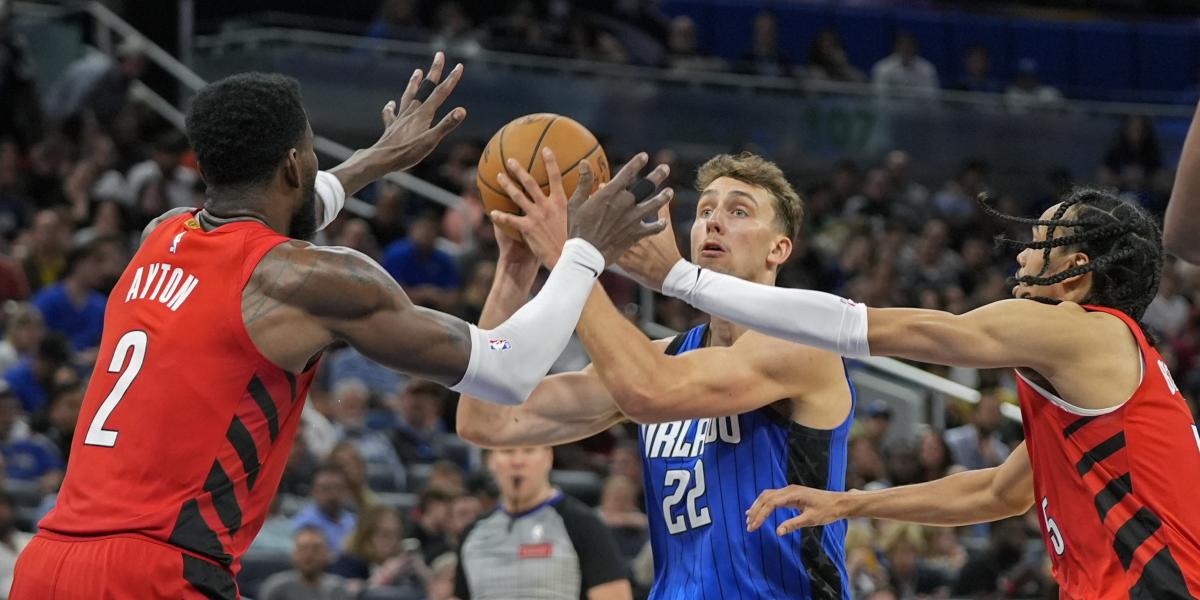 Deandre Ayton perdona a los Magic sobre la bocina