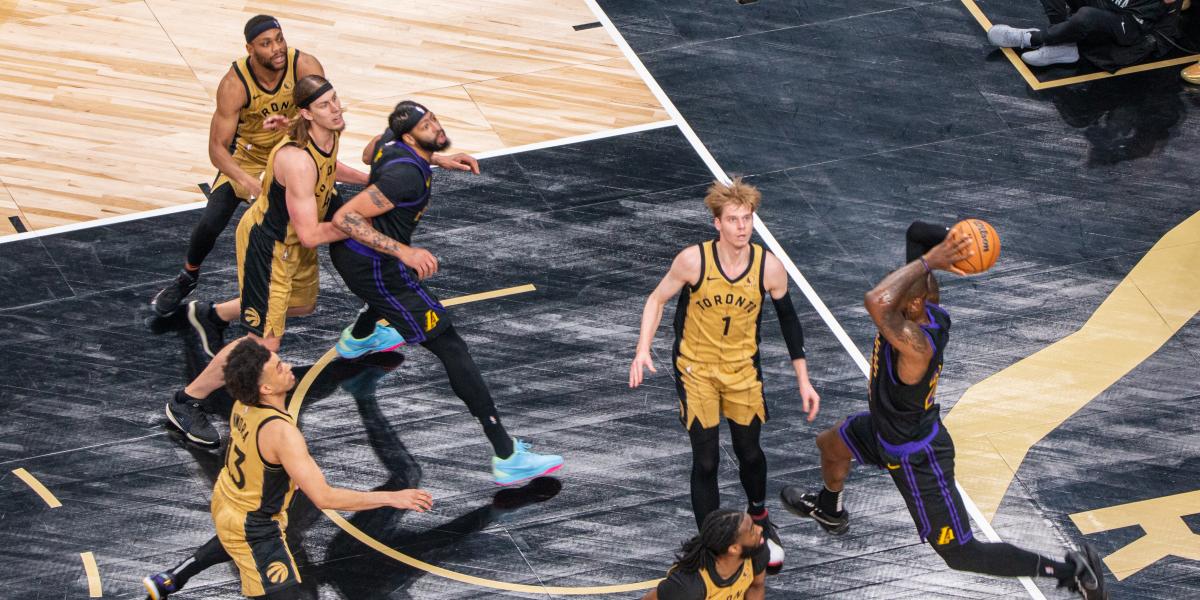 La foto de LeBron James que recuerda a un icónico momento de Andrés Iniesta