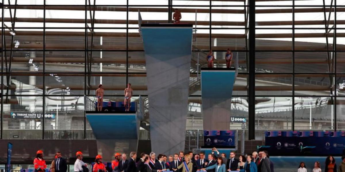 Tiene qe hacer un salto de natación ante el presidente francés Macron... y la pifia